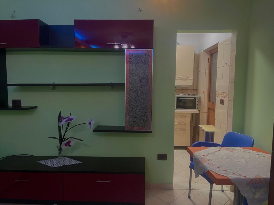 Tirane, jap me qera apartament 1+1+Ballkon Kati 2, 60 m² 300 € (Rrethrotullimi i shkozes)