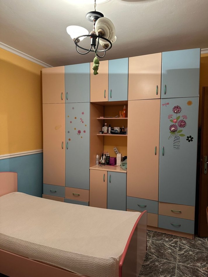 Tirane, jepet me qera apartament 2+1+Ballkon Kati 1, 111 m² 500 € (Kongresi Manastirit)