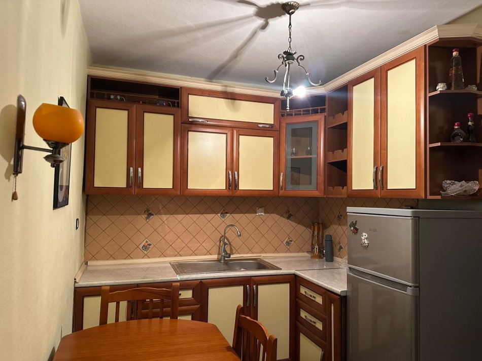 Tirane, jepet me qera apartament 2+1+Ballkon Kati 1, 111 m² 500 € (Kongresi Manastirit)
