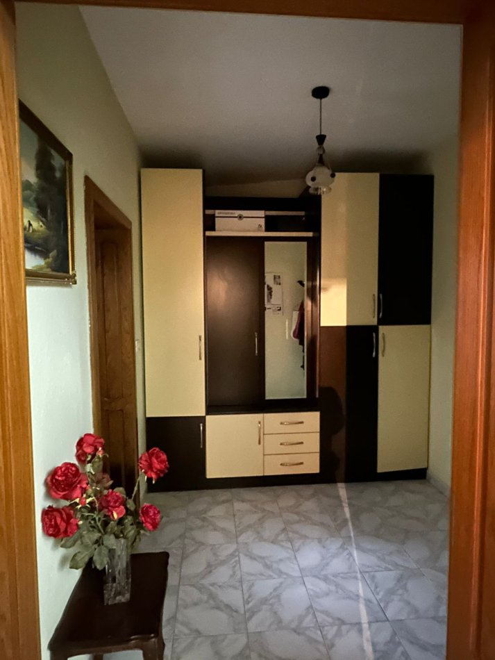 Tirane, jepet me qera apartament 2+1+Ballkon Kati 1, 111 m² 500 € (Kongresi Manastirit)