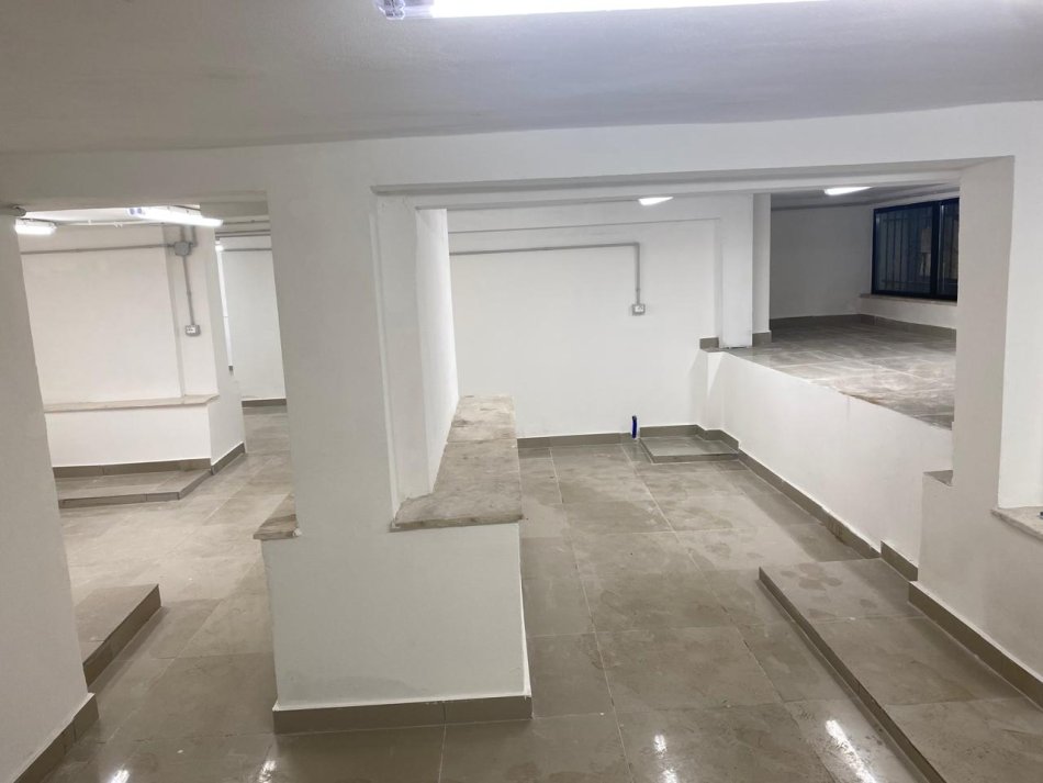 Tirane, shes magazine Kati 0, 180 m² 200.000 € (Ish Stacioni Trenit)