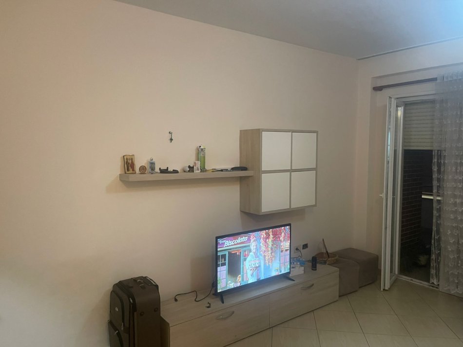 Tirane, jepet me qera apartament 2+1+Ballkon Kati 2, 87 m² 500 € (Rruga Bill Klinton/Mbi Kristal Center)