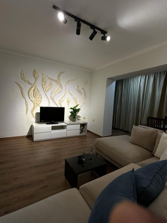 Tirane, jepet me qera apartament 2+1 Kati 1, 85 m² 550 € (Rruga Karl Gega)