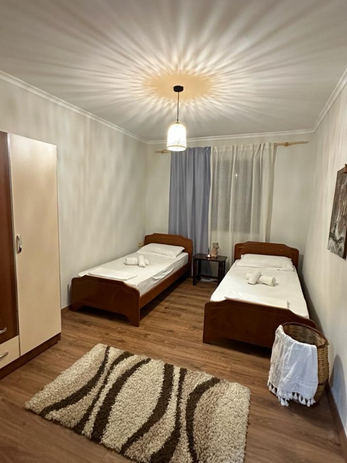Tirane, jepet me qera apartament 2+1 Kati 1, 85 m² 550 € (Rruga Karl Gega)
