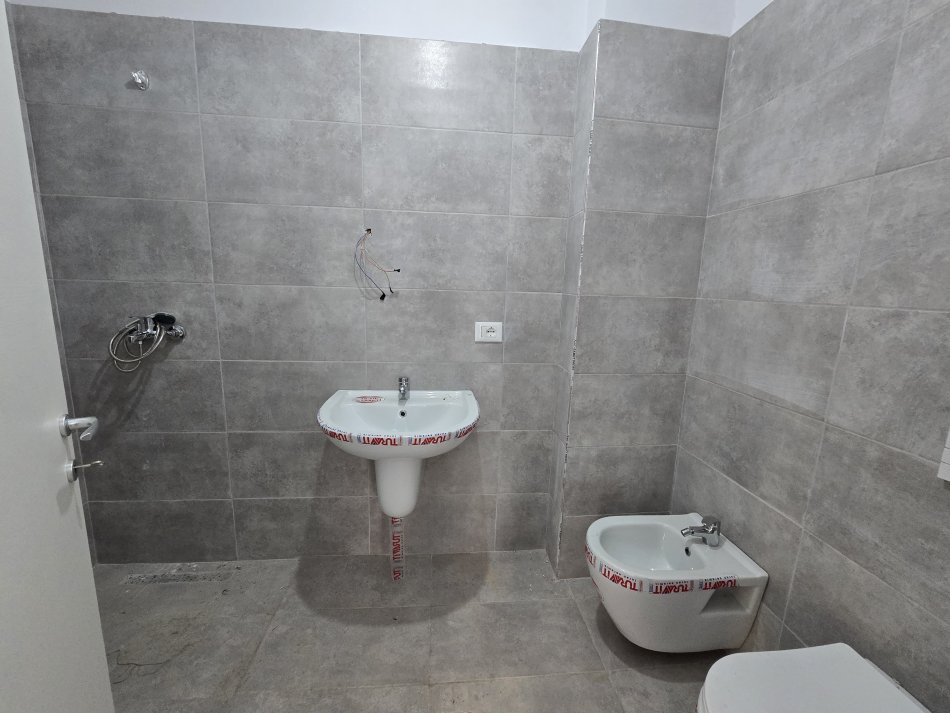 Tirane, shitet apartament 2+1+Ballkon Kati 6, 115.000 € (Univers City)