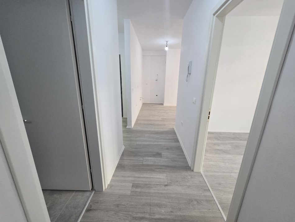 Tirane, shitet apartament 2+1+Ballkon Kati 6, 106.000 € (Univers City)