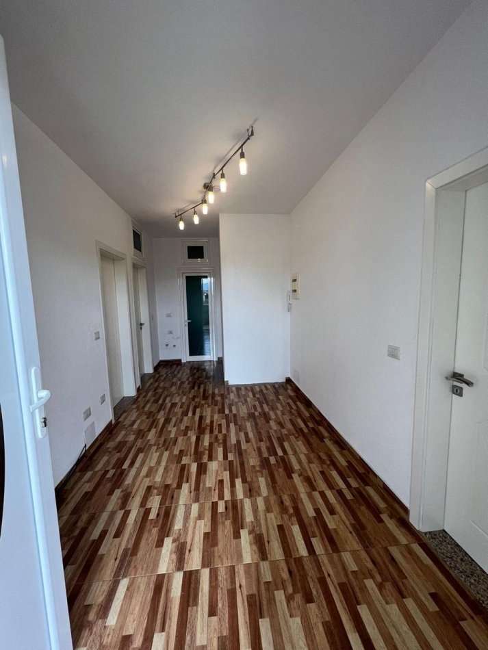 Tirane, jepet me qera Vile 2+1+Ballkon Kati 3, 90 m² 400 € (Rruga Herman Gmeiner)