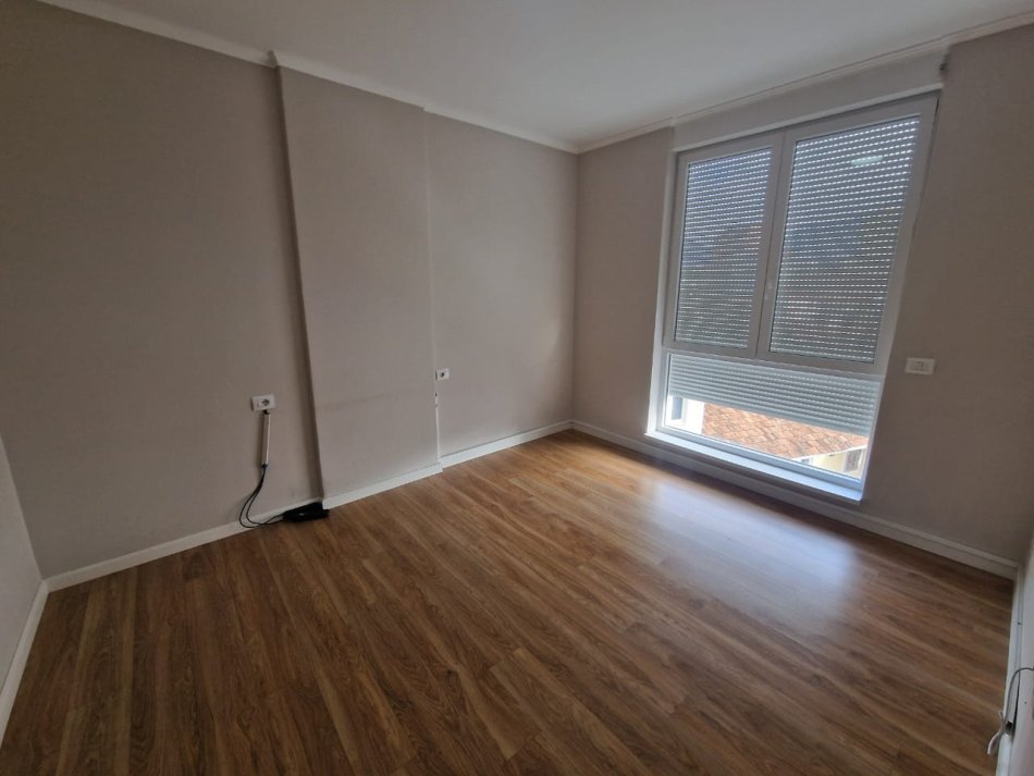 Tirane, jepet me qera zyre Kati 3, 121 m² 1.000 € (21 dhjetori)
