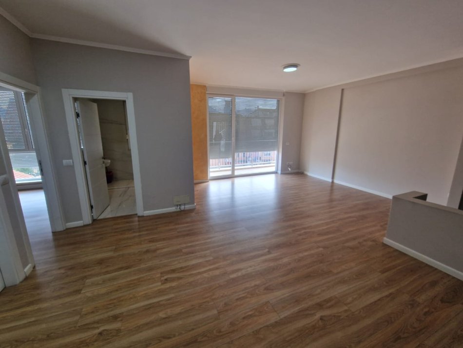 Tirane, jepet me qera zyre Kati 3, 121 m² 1.000 € (21 dhjetori)