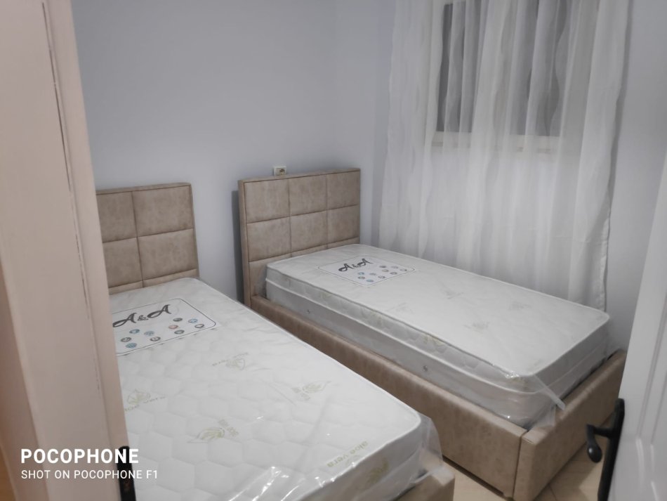 Tirane, jepet me qera apartament 2+1+Ballkon Kati 1, 85 m² 450 € (Rruga Kokonozve)
