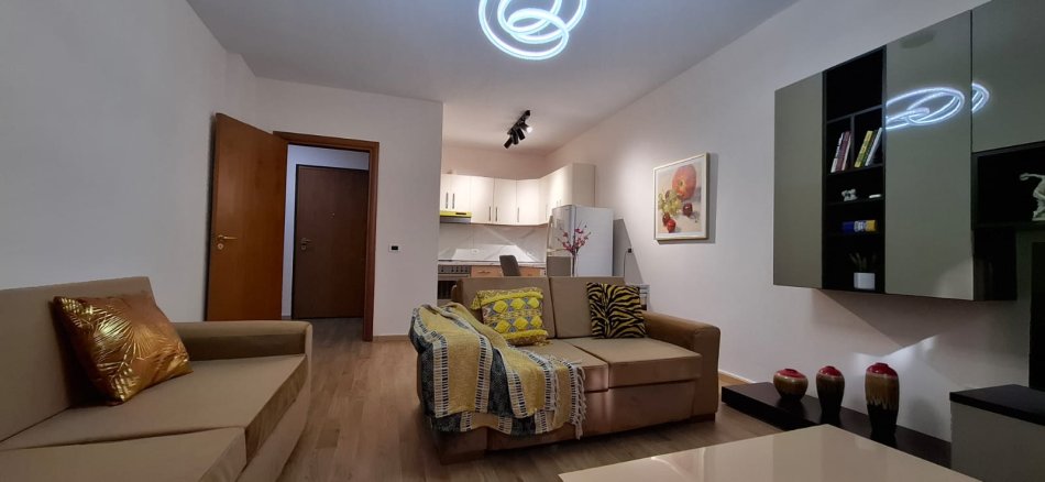 Tirane, jepet me qera apartament 1+1 Kati 3, 77 m² 600 € (Kopshti botanik)