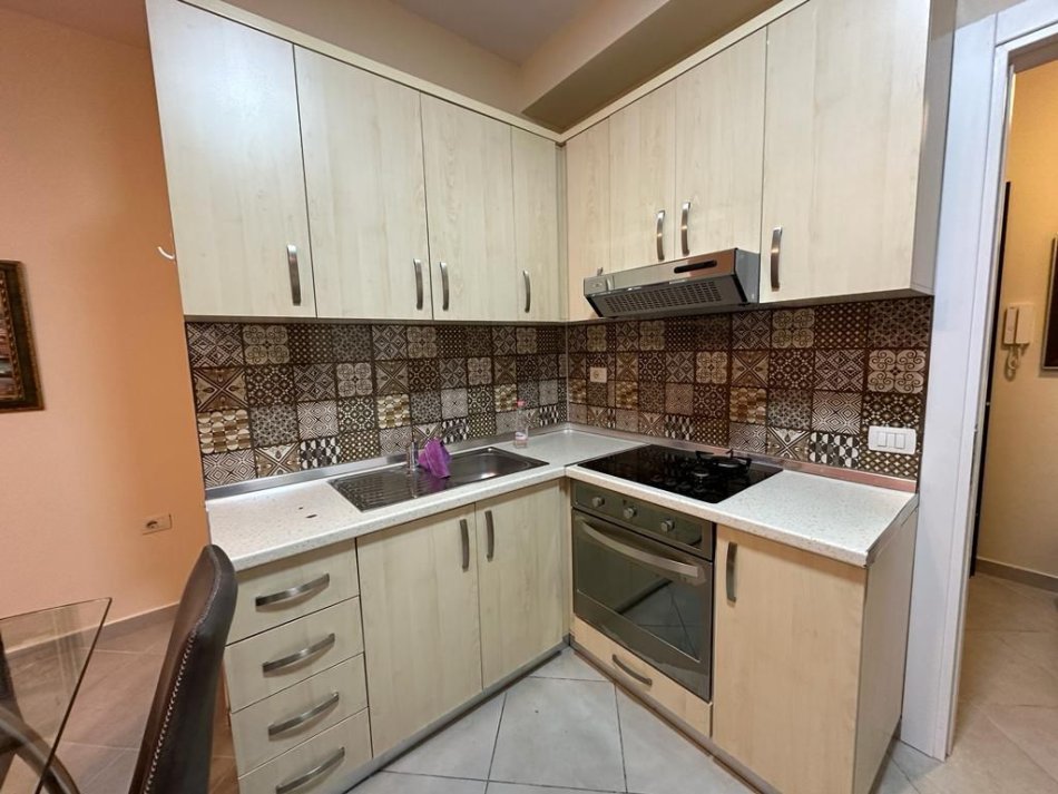 Tirane, jepet me qera apartament 2+1+Ballkon Kati 2, 100 m² 520 € (selite)