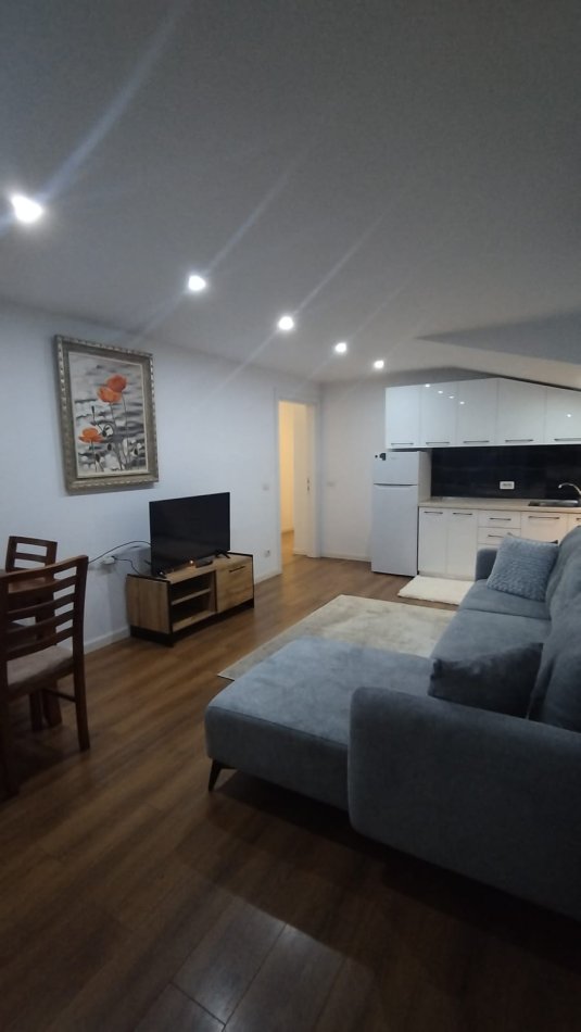Tirane, jepet me qera apartament 1+1 Kati 4, 65 m² 400 € (Rruga kavajes)