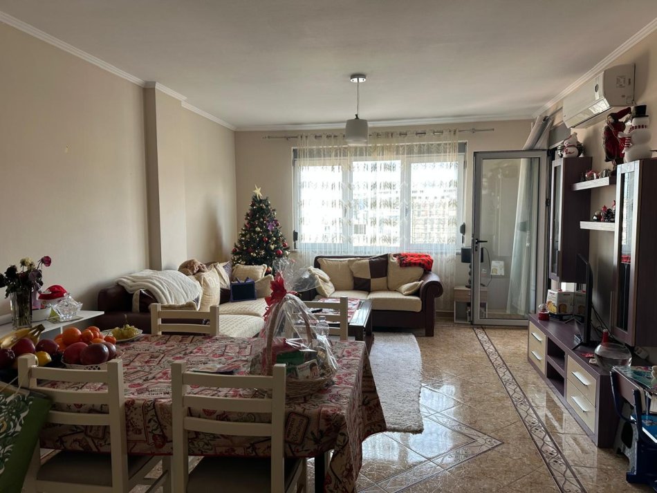 Tirane, jepet me qera apartament 2+1 Kati 3, 100 m² 600 € (Liqeni i thate)