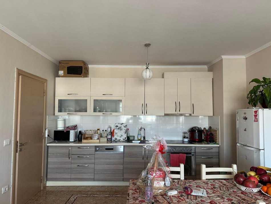 Tirane, jepet me qera apartament 2+1 Kati 3, 100 m² 600 € (Liqeni i thate)