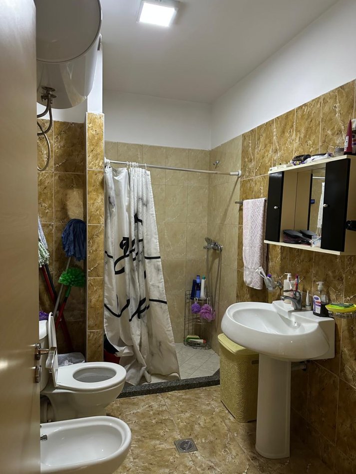 Tirane, jepet me qera apartament 2+1 Kati 3, 100 m² 600 € (Liqeni i thate)