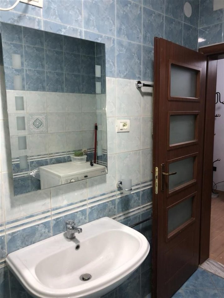 Tirane, jepet me qera apartament 1+1 Kati 2, 70 m² 650 € (Myslym shyri)