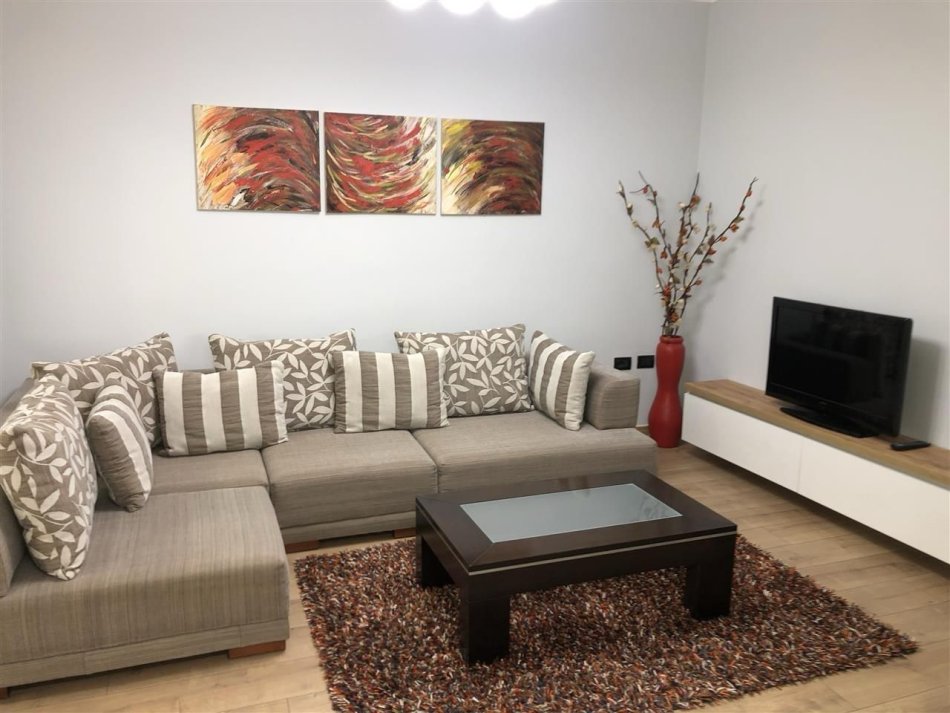 Tirane, jepet me qera apartament 1+1 Kati 2, 70 m² 650 € (Myslym shyri)