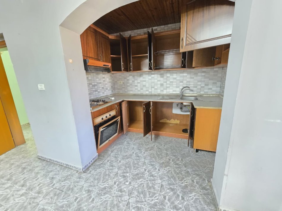 Shqiperi, jepet me qera apartament 2+1 Kati 4, 72 m² 400 € (Rruga Ali Demi)