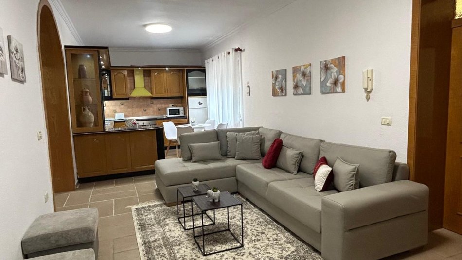 Tirane, jepet me qera apartament 2+1+Ballkon Kati 3, 120 m² 650 € (Pazari i ri)