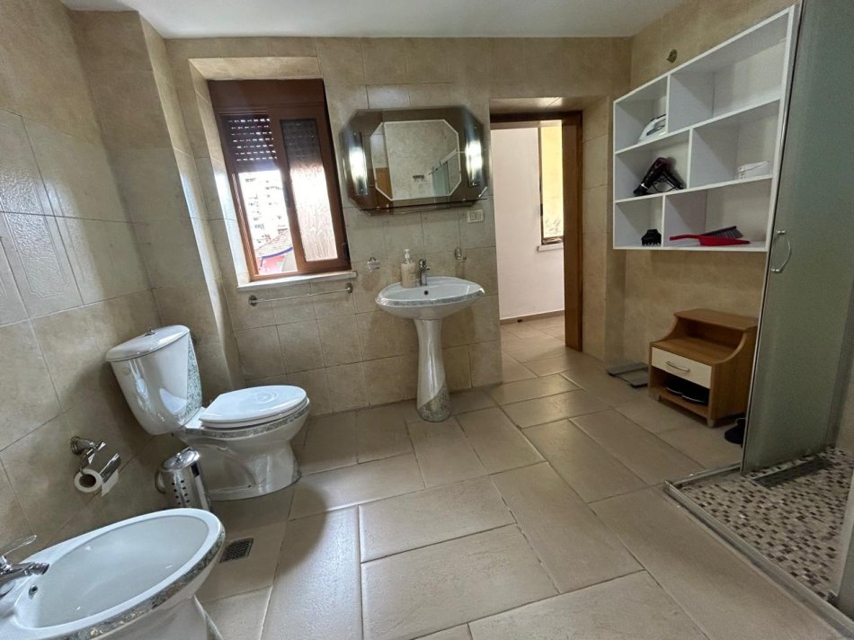 Tirane, jepet me qera apartament 2+1+Ballkon Kati 3, 120 m² 650 € (Pazari i ri)