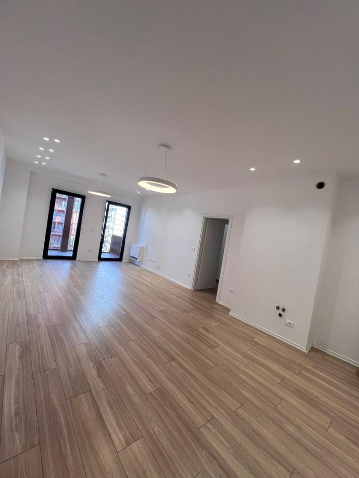 Tirane, jepet me qera Kati 10, 160 m² 1.600 € (Rruga Kavajes)