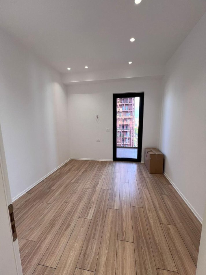 Tirane, jepet me qera Kati 10, 160 m² 1.600 € (Rruga Kavajes)