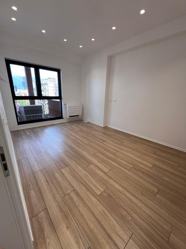 Tirane, jepet me qera Kati 10, 160 m² 1.600 € (Rruga Kavajes)