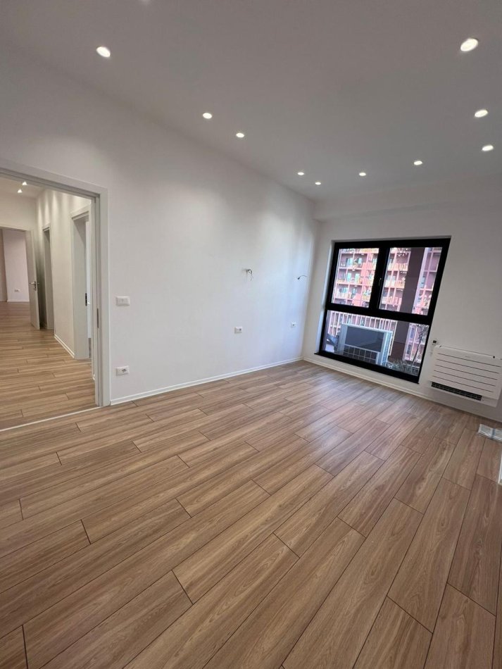 Tirane, jepet me qera Kati 10, 160 m² 1.600 € (Rruga Kavajes)
