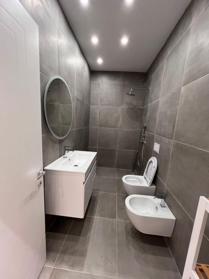 Tirane, jepet me qera Kati 10, 160 m² 1.600 € (Rruga Kavajes)