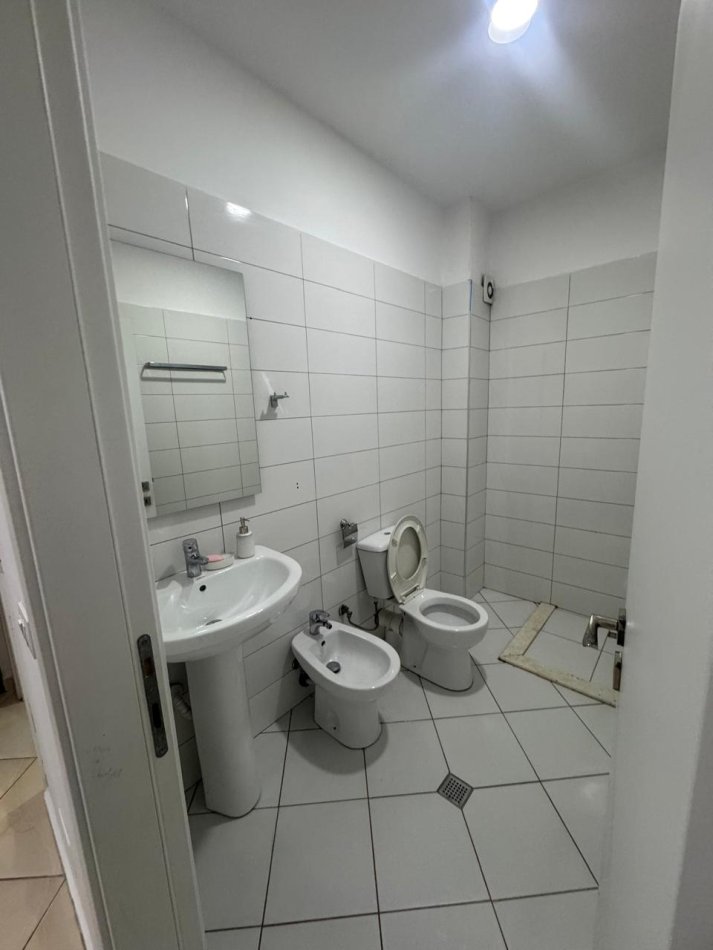 Tirane, jepet me qera apartament 2+1+Ballkon Kati 3, 100 m² 550 € (Don Bosko)