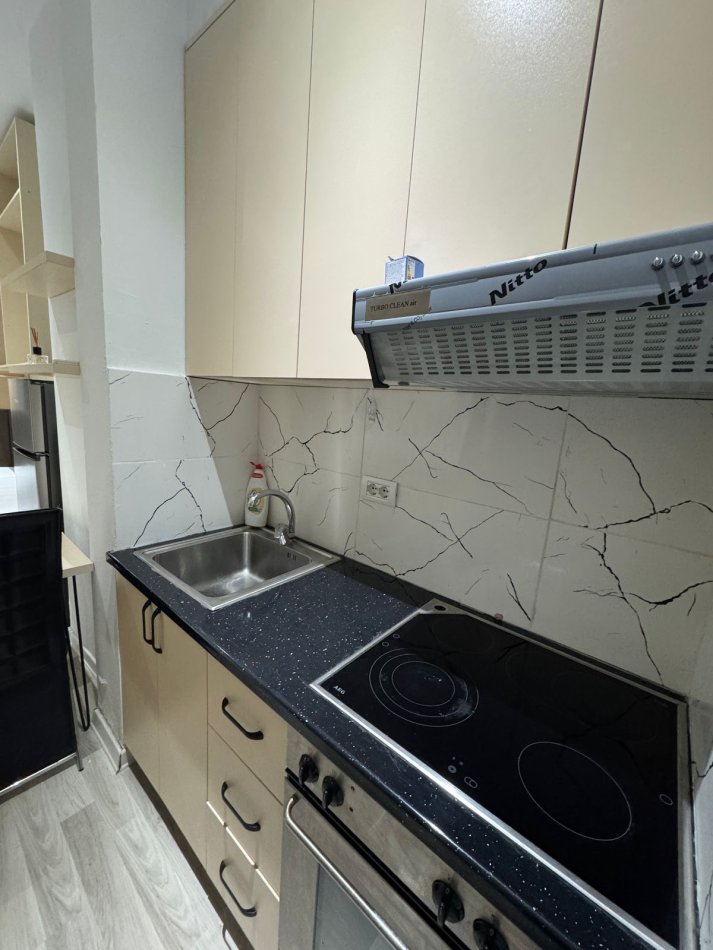Tirane, jepet me qera , 450 € (Rruga Barrikadave)