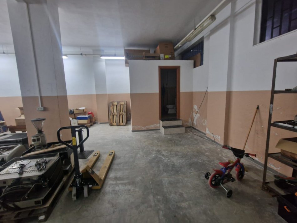 Tirane, jepet me qera magazine Kati 0, 230 m² 1.000 € (Bill klinton)