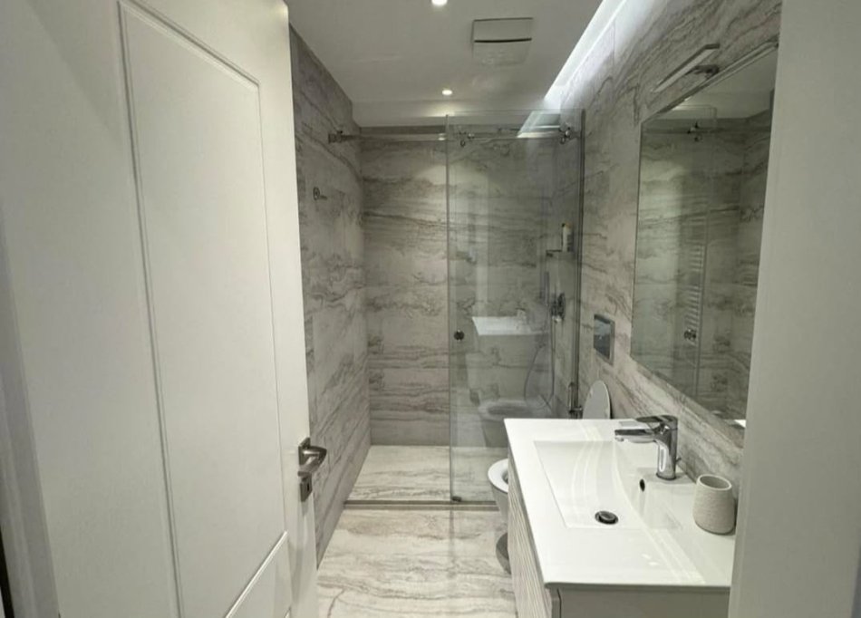 Tirane, jepet me qera apartament 2+1 Kati 5, 120 m² 1.250 € (Bllok)