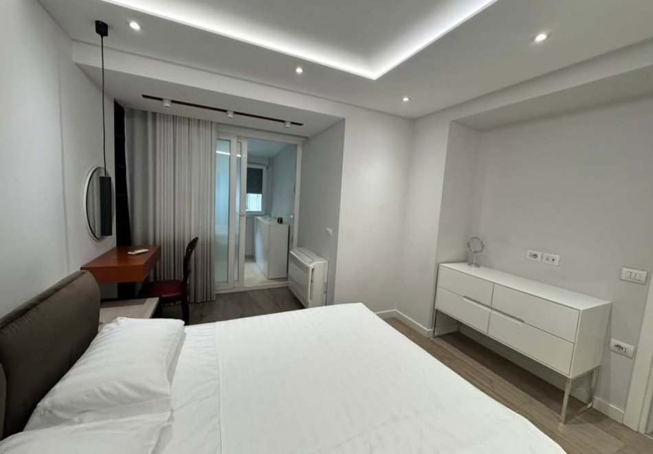 Tirane, jepet me qera apartament 2+1 Kati 5, 120 m² 1.250 € (Bllok)