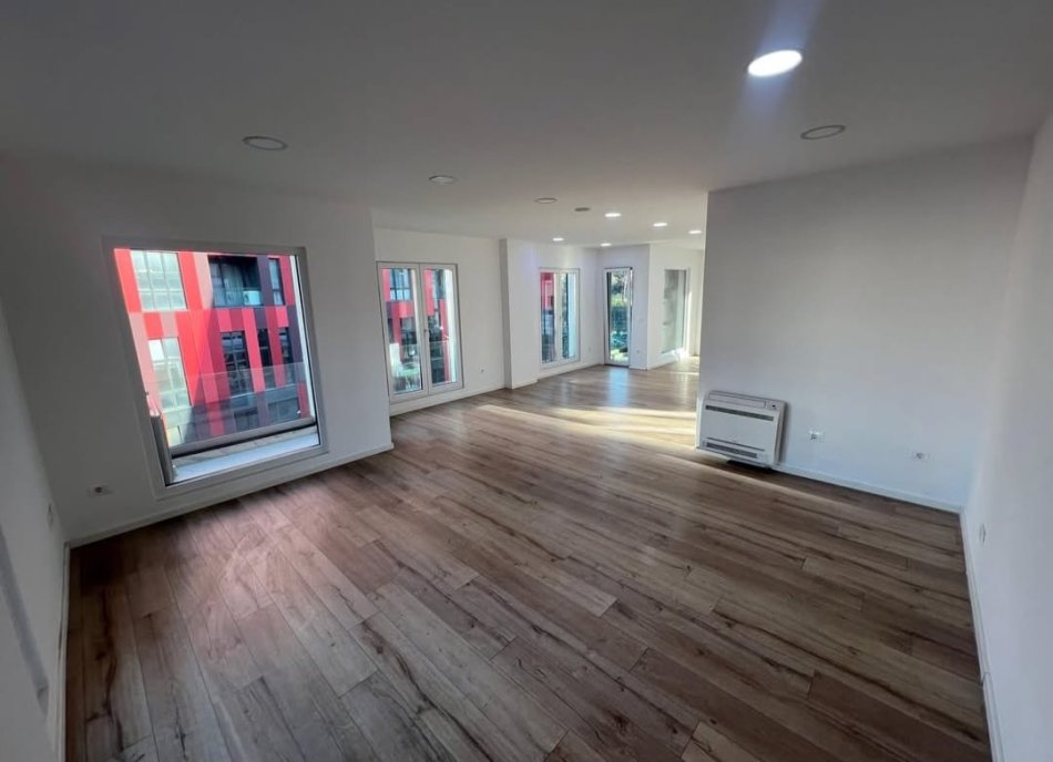 Tirane, jepet me qera ambjent biznesi Kati 2, 171 m² 2.300 € (Rruga elbasanit)