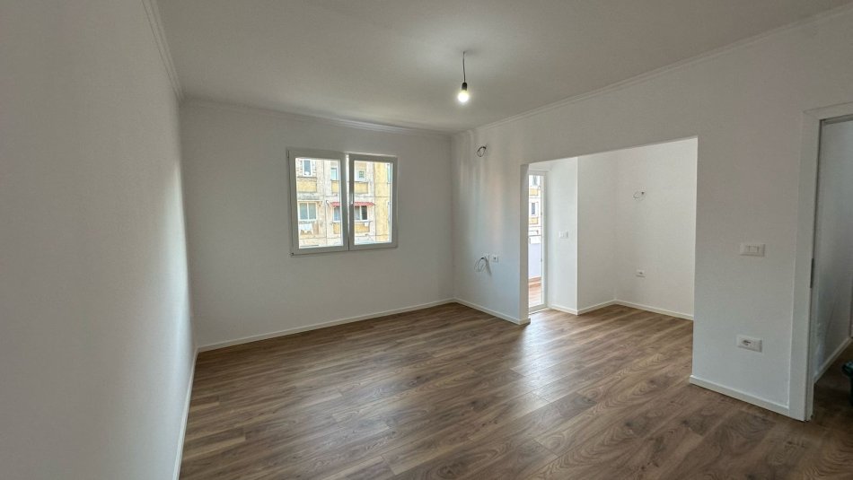 Tirane, shitet apartament 2+1+Ballkon Kati 4, 75 m² 148.000 € (Rruga Kavajes)