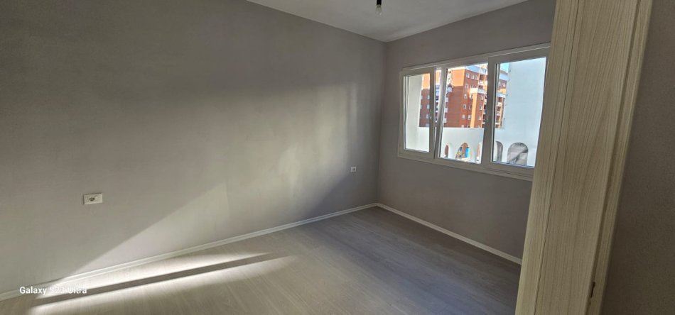 Tirane, jepet me qera apartament 1+1+Ballkon Kati 5, 65 m² 400 € (Ish Fusha e Aviacionit, Pranë Bar Votra)