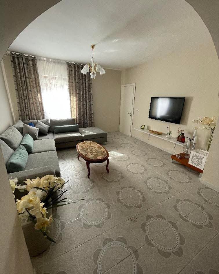 Tirane, jepet me qera apartament 2+1 Kati 1, 85 m² 900 € (Haxhi sina)