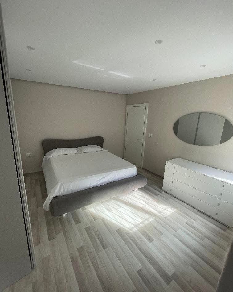 Tirane, jepet me qera apartament 2+1 Kati 1, 85 m² 900 € (Haxhi sina)