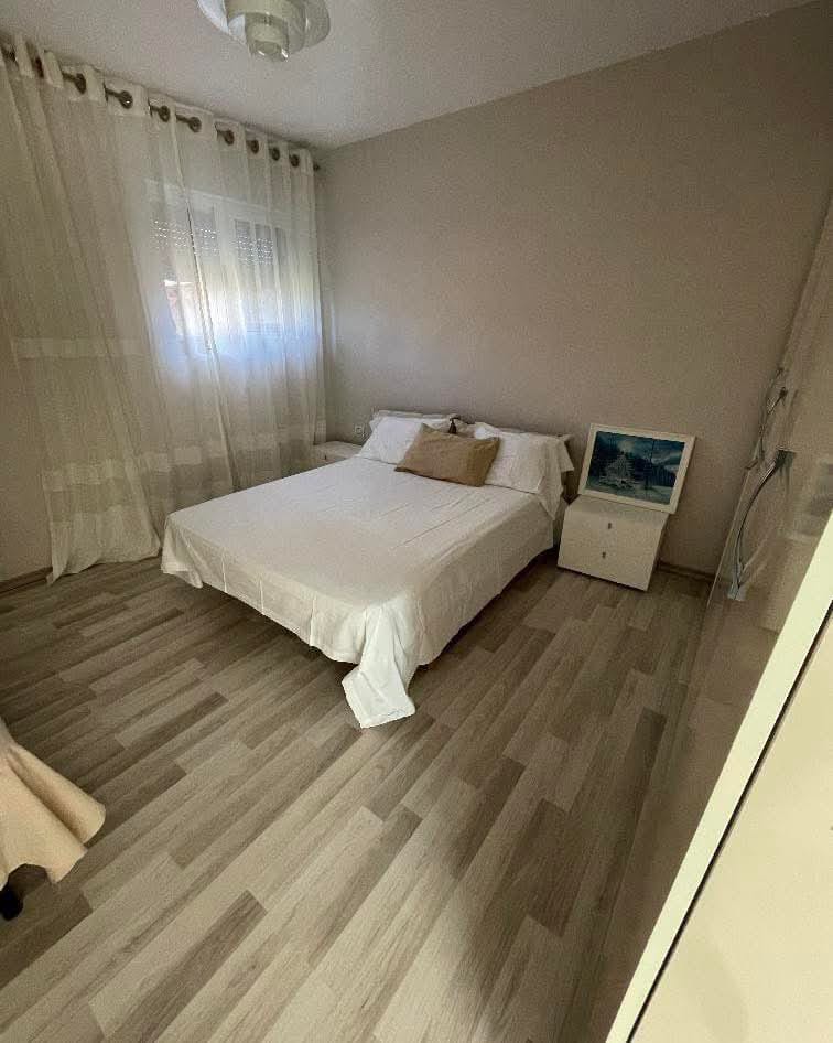 Tirane, jepet me qera apartament 2+1 Kati 1, 85 m² 900 € (Haxhi sina)