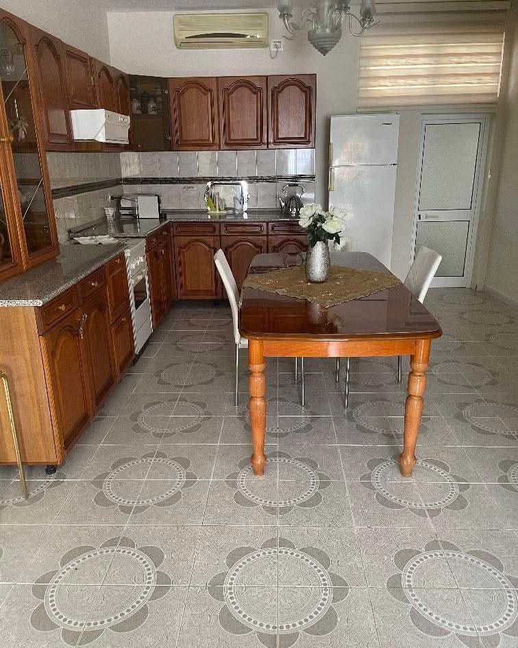 Tirane, jepet me qera apartament 2+1 Kati 1, 85 m² 900 € (Haxhi sina)