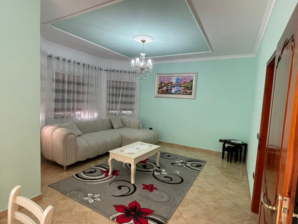 Tirane, jepet me qera Vile 2+1+Ballkon Kati 3, 100 m² 400 € (Rruga Dalip Topi)