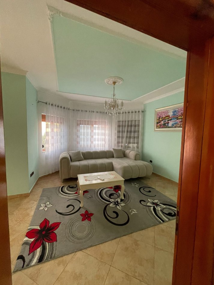 Tirane, jepet me qera Vile 2+1+Ballkon Kati 3, 100 m² 400 € (Rruga Dalip Topi)