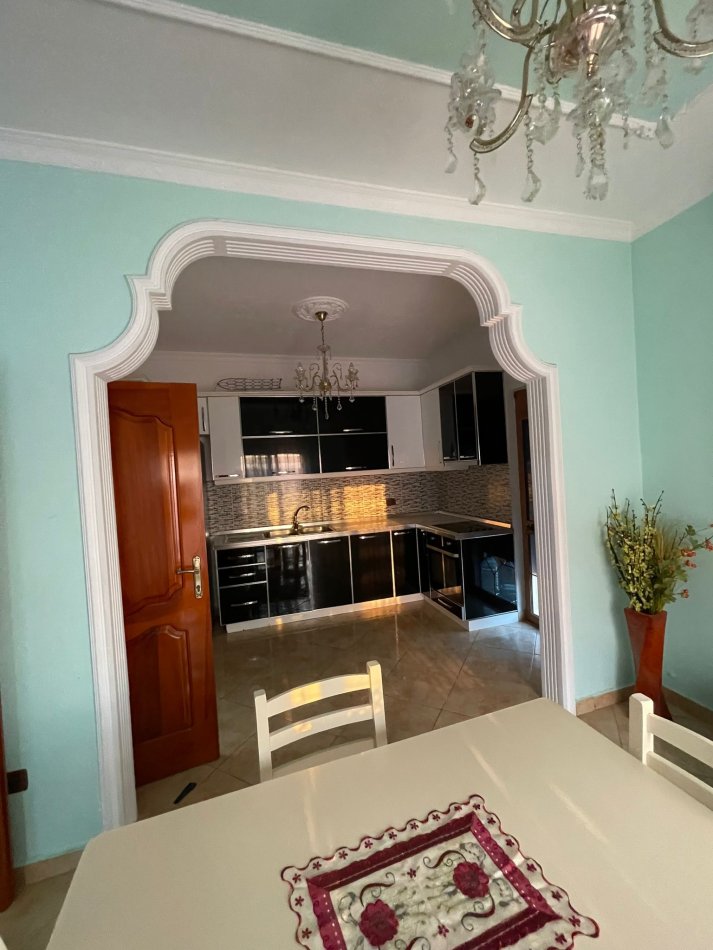 Tirane, jepet me qera Vile 2+1+Ballkon Kati 3, 100 m² 400 € (Rruga Dalip Topi)