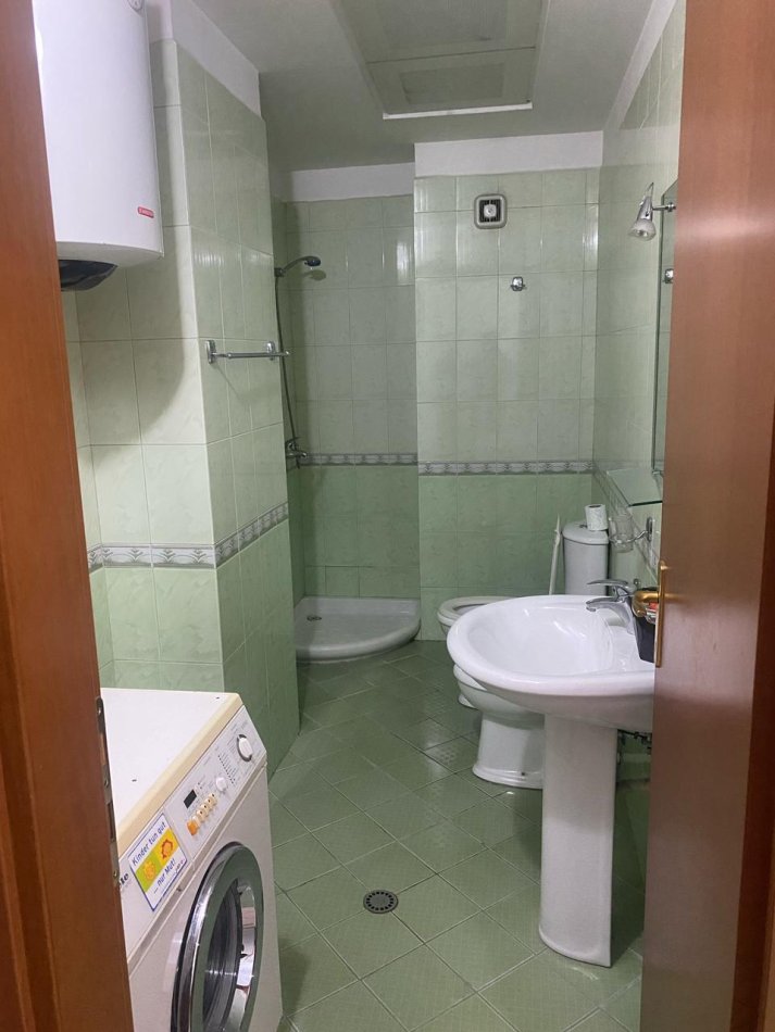 Tirane, jepet me qera apartament duplex 1+1 Kati 5, 70 m² 500 € (Rruga kavajes)