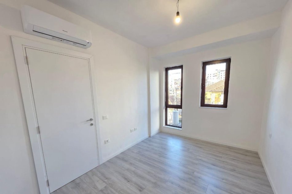 Tirane, jepet me qera zyre Kati 1, 58 m² 500 € (Myslym shyri)