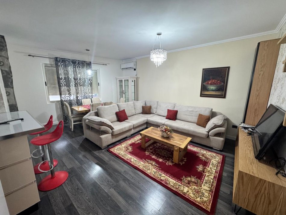Tirane, jepet me qera apartament 1+1 Kati 4, 150 m² 450 € (Ftesk)
