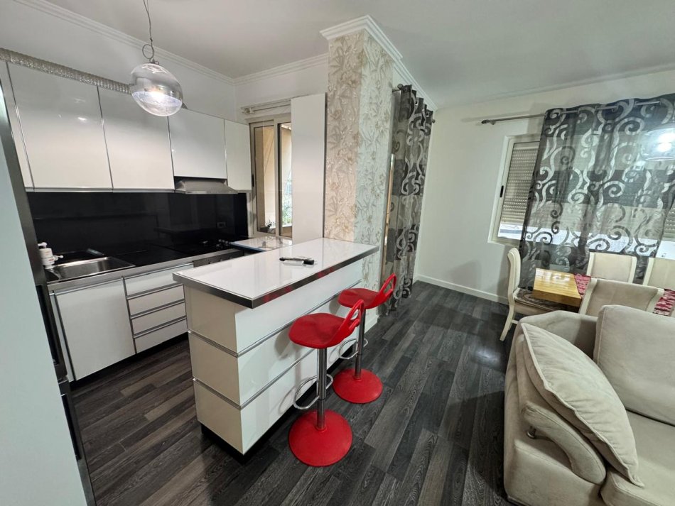 Tirane, jepet me qera apartament 1+1 Kati 4, 150 m² 450 € (Ftesk)