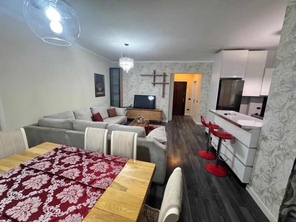 Tirane, jepet me qera apartament 1+1 Kati 4, 150 m² 450 € (Ftesk)
